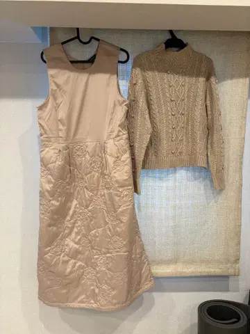 인게홀그 베이지 슬리브리스 원피스와 하이넥 스웨터