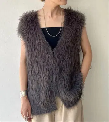 시너리 SHENERY 롱 페더 니트 베스트 차콜 그레이