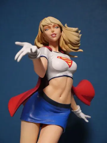 DC 슈퍼걸 동상