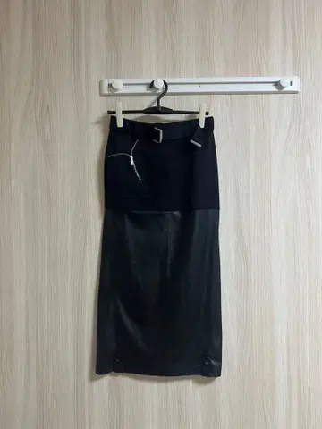 타이트 스커트 블랙 합성 피혁과 원단