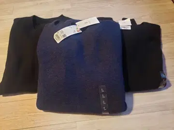 유니클로 3D 니트 블랙 네이비 맨투맨 블랙 미사용입니다.