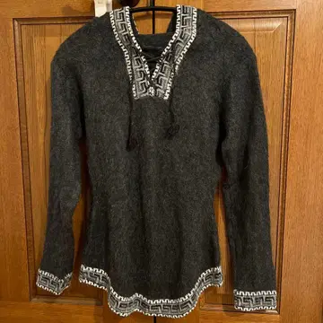 후드 부착 다크 그레이 스웨터