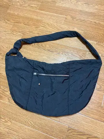 나일론 소재 블랙 숄더백 대용량