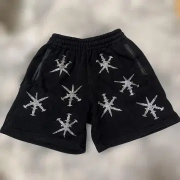 UNKNOWN LONDON 별 모양 장식 블랙 숏팬츠