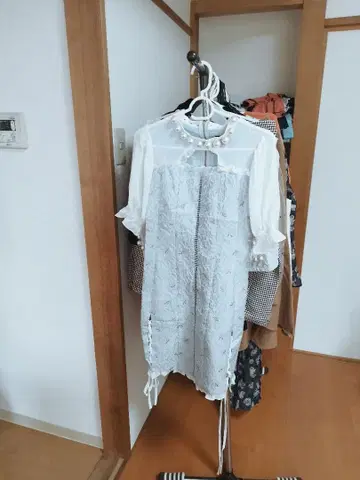 Swankiss 라이트 블루 펄 장식 반팔 드레스