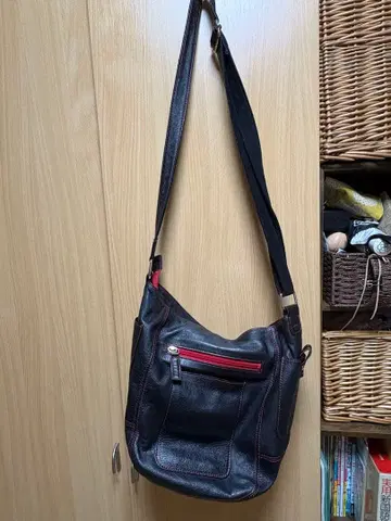 [ 가죽 ] 블랙과 빨간색의 숄더백
