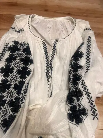 화이트 자수 블라우스 긴팔