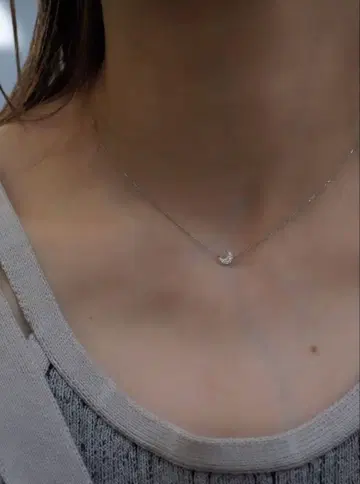 선블루 비앙카 초승달 모티브 플라티나 목걸이