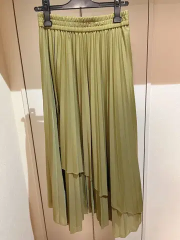 올리브 그린 플리츠 스커트 비대칭