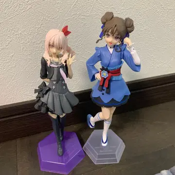 현대적인 의상의 피규어 2체 세트