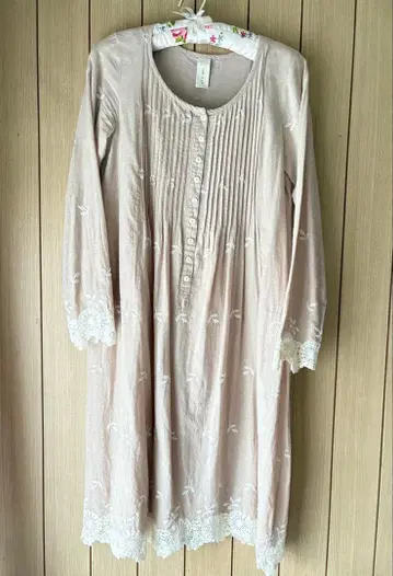 새상품급 퓨어세신 자수 무릎 기장 원피스