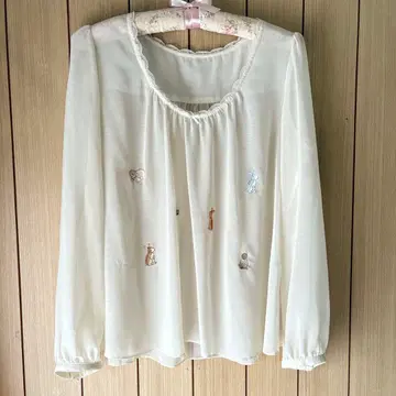 새상품급 프랑슈리페 토끼 자수 쉬폰 블라우스