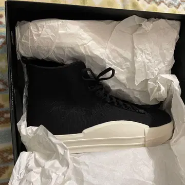 Y-3 블랙 하이컷 스니커즈