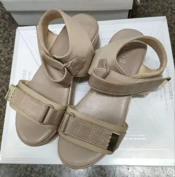베이지 통굽 샌들 스트랩 포함 한 번 사용