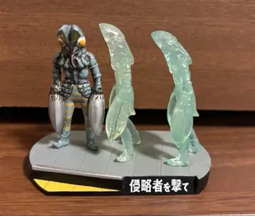 울트라 괴수 명감 침략자를 쏘아라