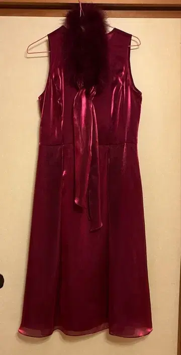 화려한 보르도 색상의 드레스