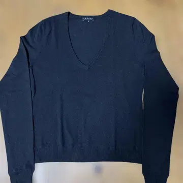 새상품급 theory 블랙 V넥 니트 사이즈 4