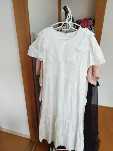 한국 구매 화이트 반팔 무릎 기장 원피스 레이스 장식
