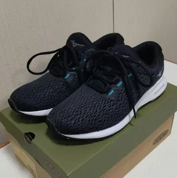 [클리닝 완료] 미즈노 스니커즈 (23.5cm)