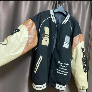 바시티 자켓 블랙과 베이지 17 번호 자수