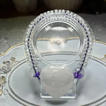 하트형 쿼츠와 보라색 비즈 팔찌