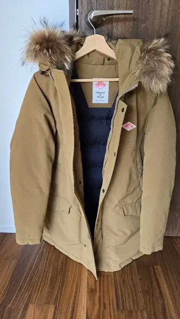 카키 후드 부착 다운 자켓