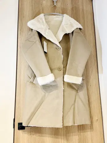 새상품 미사용품 택 포함 페이크 무스탕 후드 부착 코트