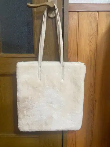 아이보리 퍼 숄더백