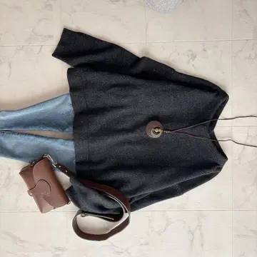 비어즐리 울 플라워 모티브 버튼 니트 그레이