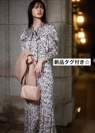 택 포함 새상품 SNIDEL 꽃무늬 보타이 원피스 플레어 실루엣 M