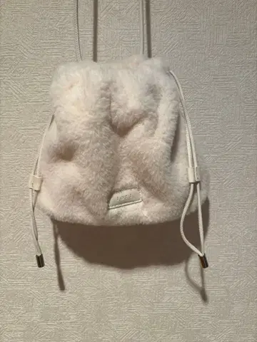 mystic 화이트 퍼 숄더백