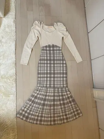 리젝시 숄더 오픈 머메이드 니트 원피스