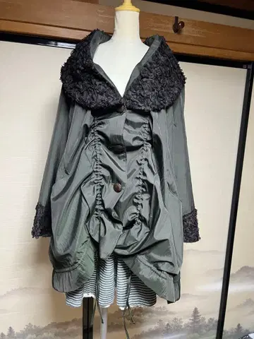 세련된 프릴 장식의 오버 사이즈 자켓