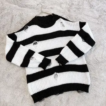 긴팔 니트 스웨터 XL 사이즈 블랙 화이트 보더 데미지 가공