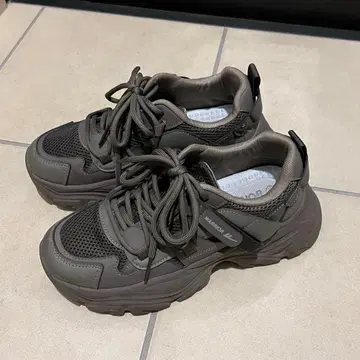 그레이 통굽 대디 스니커즈 24cm