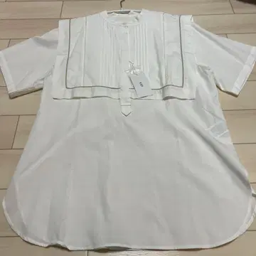 [ 새상품 미사용 택 포함 ] KBF 플리츠 포함 화이트 반팔 셔츠