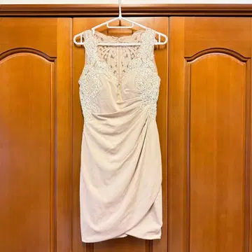 새상품급 Eau Souage 스팽글 장식 V넥 드레이프 드레스 베이지