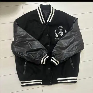 AR 자수 로고 바시티 자켓 블랙