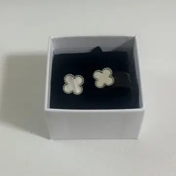 [ 새상품급 ] 네잎 클로버 귀걸이 화이트 화이트