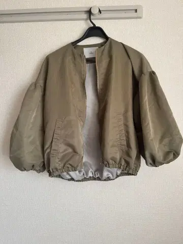 Tiara 카키 벌룬 슬리브 MA-1 자켓