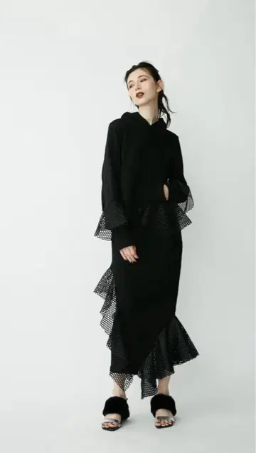 UN3D. 비대칭 프릴 맨투맨 스커트