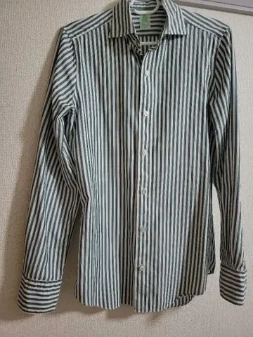 피나모레 그린 스트라이프 셔츠