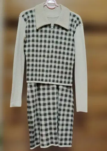 베이지와 브라운 체크 무늬 니트 원피스 셋업