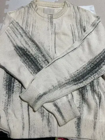 YOKE 스트라이프 무늬 니트 스웨터