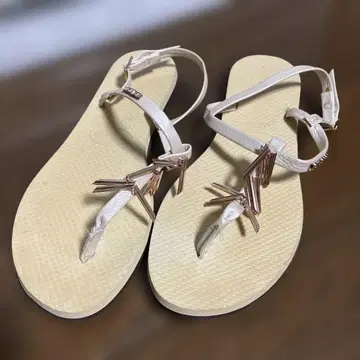 하와이아나스 아이보리 비치 샌들 금속 장식 포함