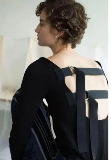 leinwande 백 벨티드 니트 탑