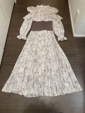 거의 미사용 새상품급 SNIDEL 어깨 컷 소매 프린트 플리츠 롱 원피스