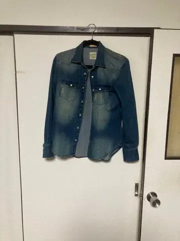 데님 블루 버튼업 셔츠