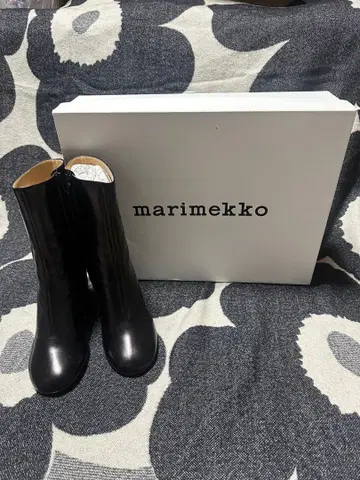 미사용 새상품. marimekko 블랙 부츠
