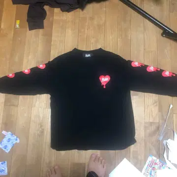 MOBB 하트 프린트 긴팔 티셔츠